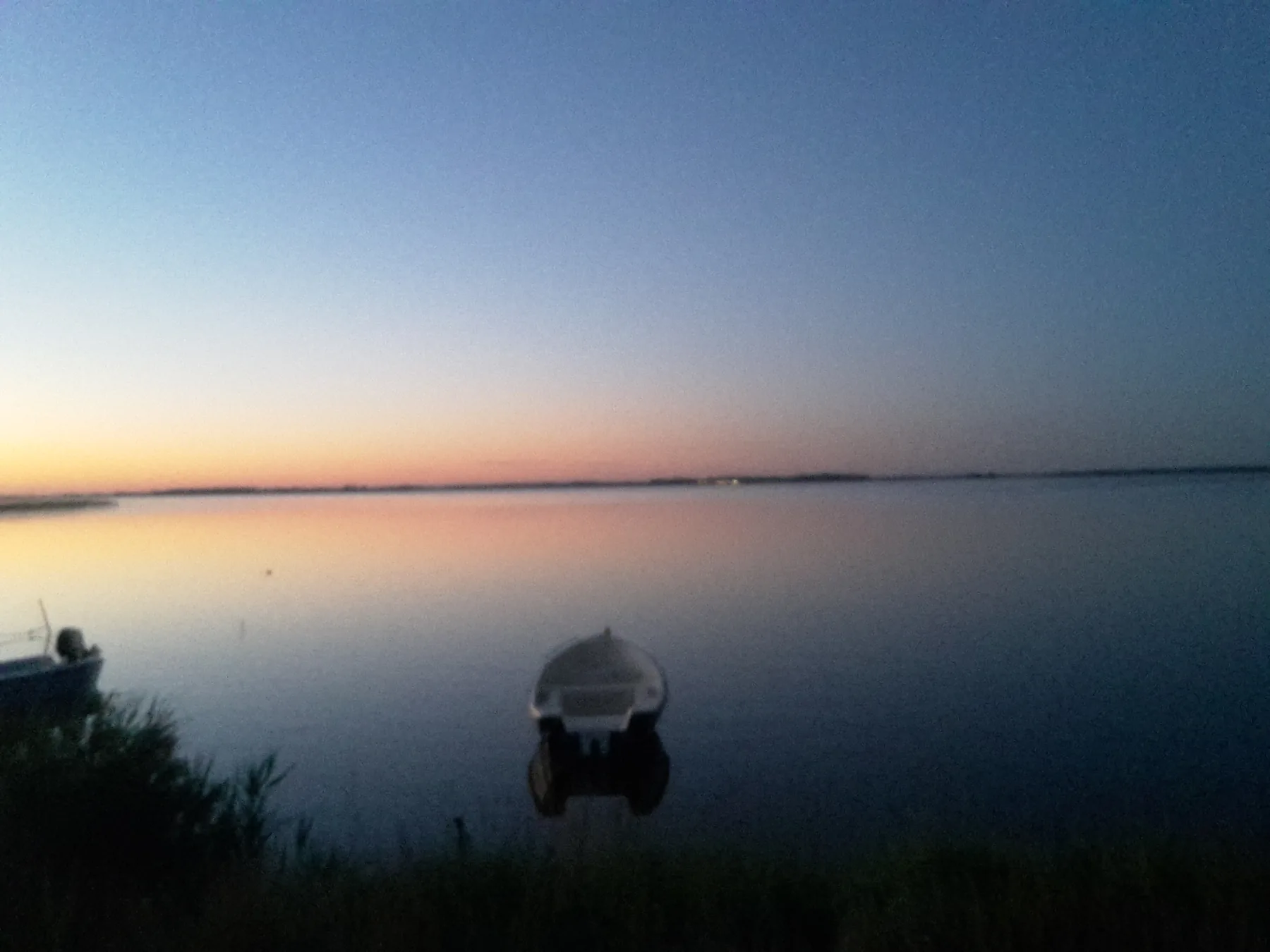 Boot in der Morgendämmerung am Bodden