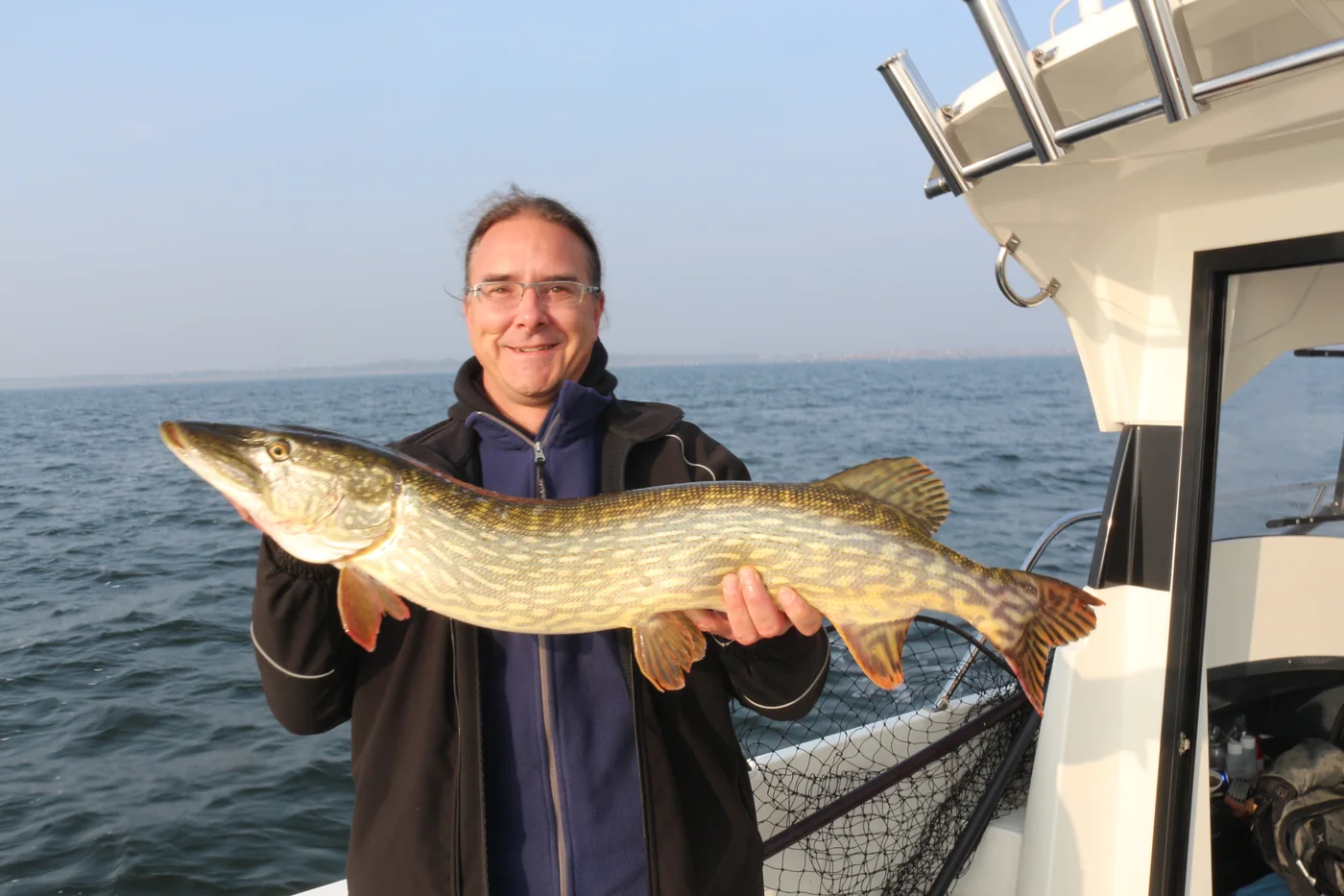 Ralf beim Guiding auf dem Boot mit Hecht