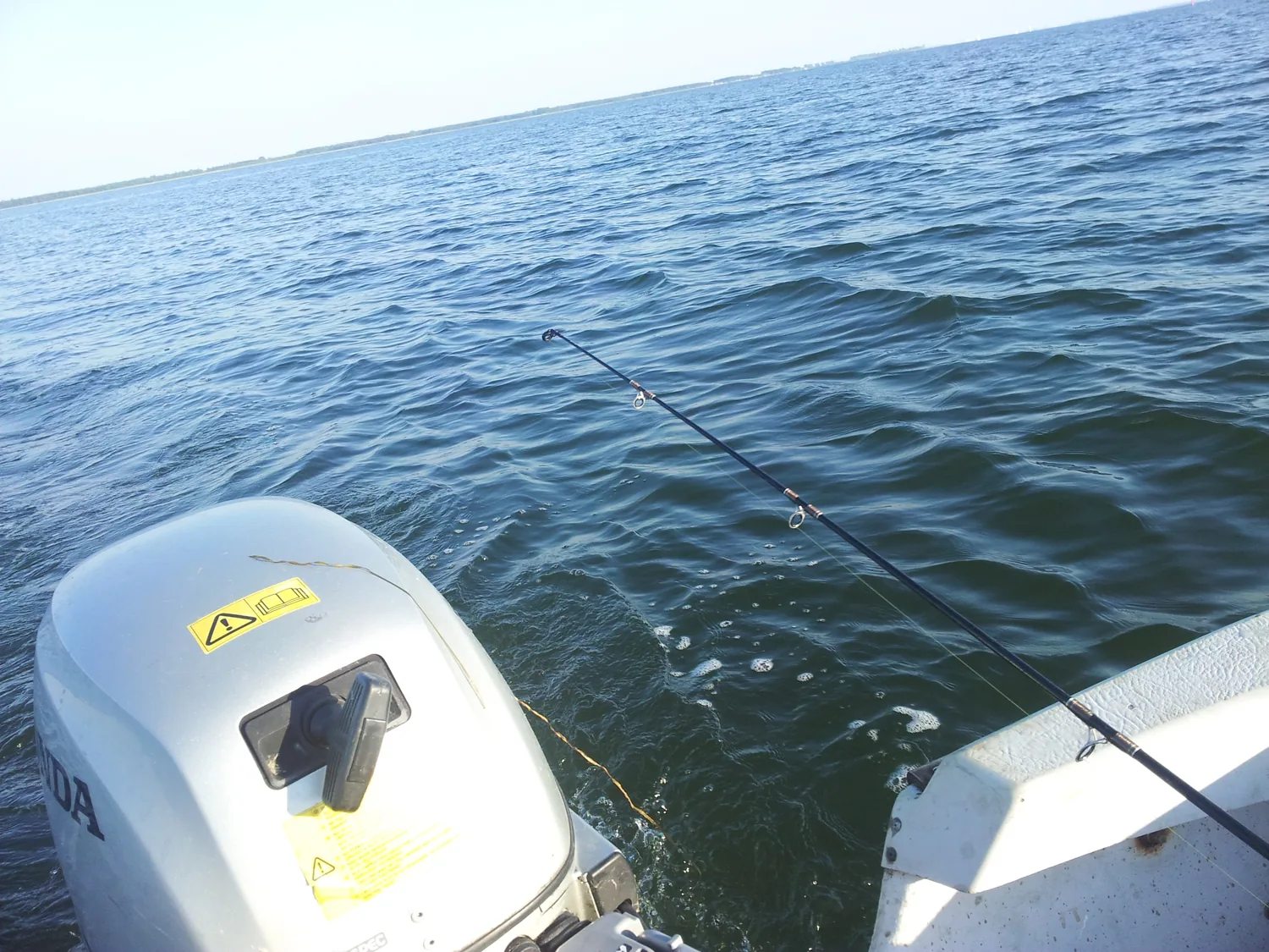 Ausfahrt mit Außenborder auf dem Bodden