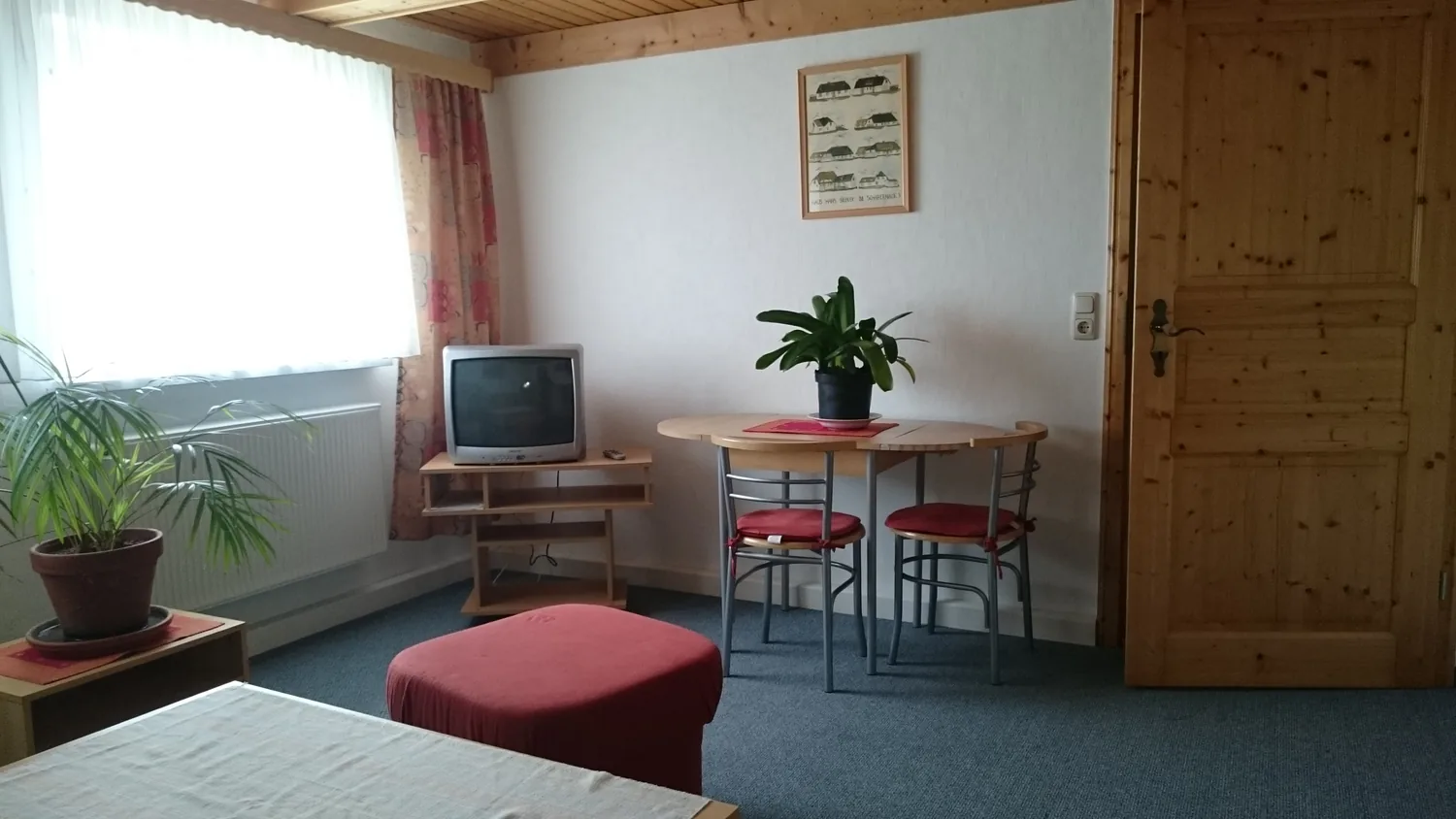 Wohn- und Essbereich einer Ferienunterkunft in Neuendorf