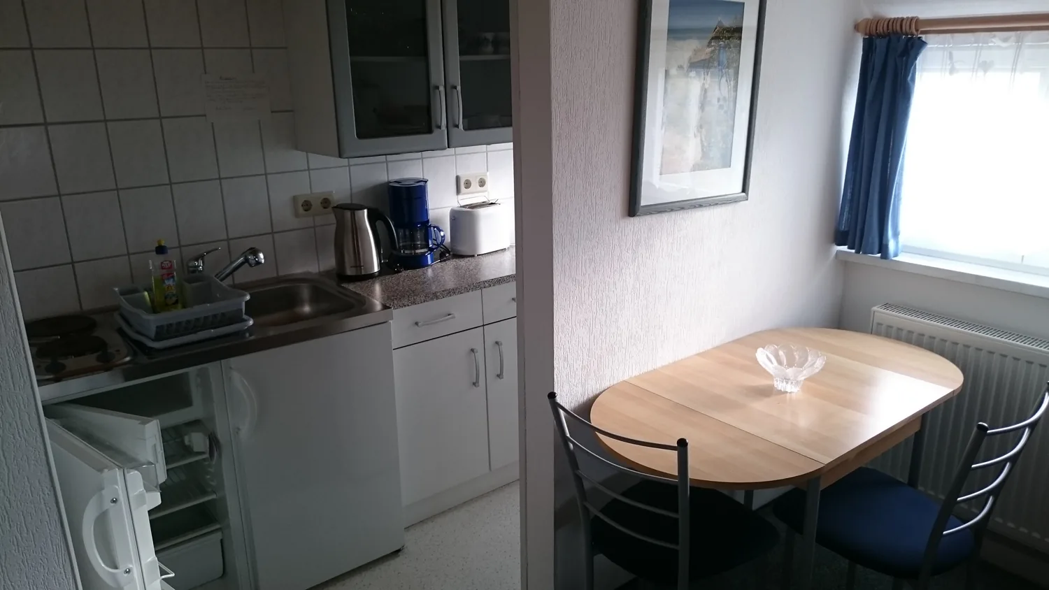 Küche & Essplatz einer Ferienunterkunft in Neuendorf