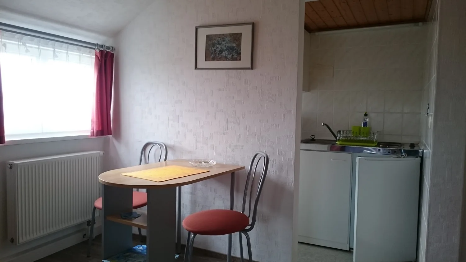 Küchenzeile einer Ferienunterkunft in Neuendorf